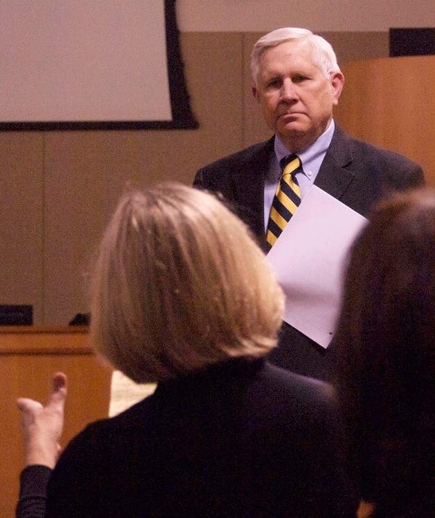 Tom Muehlenbeck listens to islander Cindy Anderson at a community forum for the city's police chief search.