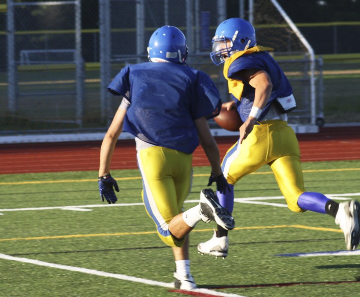 Bainbridge quarterback Chris Bell runs around end for a touchdown during last weekend's scrimmage. He'll be doing it for real Friday against North Kitsap.