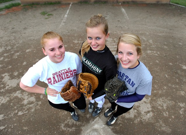 (L-R) BHS sophomores Hailey Willmann