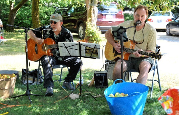 Musicians play during last year's Bainbridge Island Summer Studio Tour.