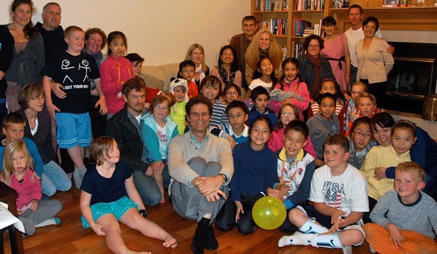 Ten recently arrived Chinese foreign exchange students from the Chengdu Longjiang Road Primary School are surrounded by their excited host families during a welcome party for the new visitors.