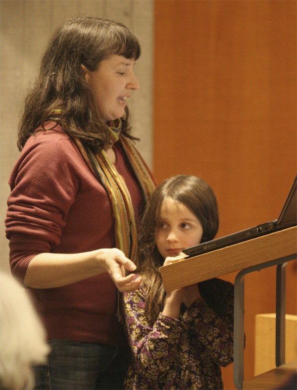 Rebecca Rockefeller speaks to the city council in favor of a ban on disposable plastic bags with the help of her daughter Ava Rockefeller Campbell