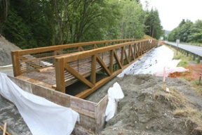 A new pedestrian bridge was installed overnight Thursday near Vineyard Lane. The $800