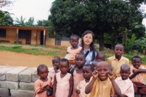 Glorya Cho and students of Future Island School in Offinso