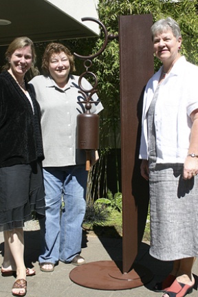 (From left) Auction workers Mary Clare Kersten