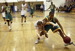 Chris Kelly scrambles for the loose ball in the Spartans’ 76-63 home win over Clover Park last Friday.