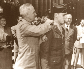 John Hawk receives his Medal of Honor from President Truman.