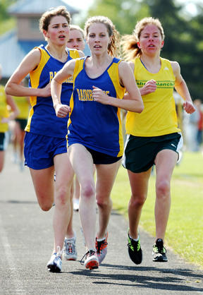 Rachel Belt (center) leads the pack in the womens 1600-meter race Thursday afternoon. Bishop Blanchet’s Becca Salzman (right) eventually took first.