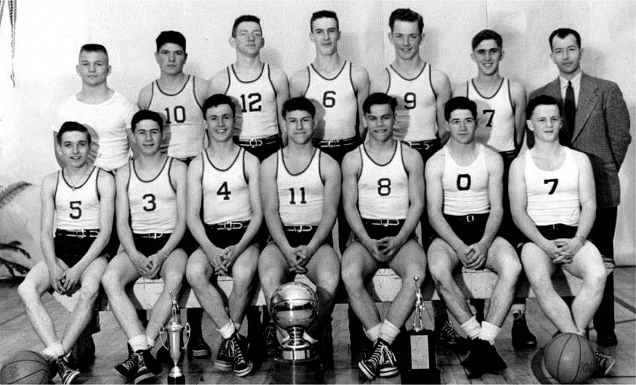 The 1948 Bainbridge boys state championship basketball team will be inducted into the Kitsap Athletic Roundtable’s Kitsap Sports Hall of Fame. Front row: Bob Sigle, Bob Buchanan, Dale Wallace, Don Nadeau, Jim Nadeau, Don Barnes, and Sam Clarke. Back row: Bob Dixon, Pete Uglesich, Bob Woodman, Jack Start, Bob Olsen, Ray Lowrie, and Coach Tom Paski.                                (Photo courtesy of Kitsap Athletic Roundtable)