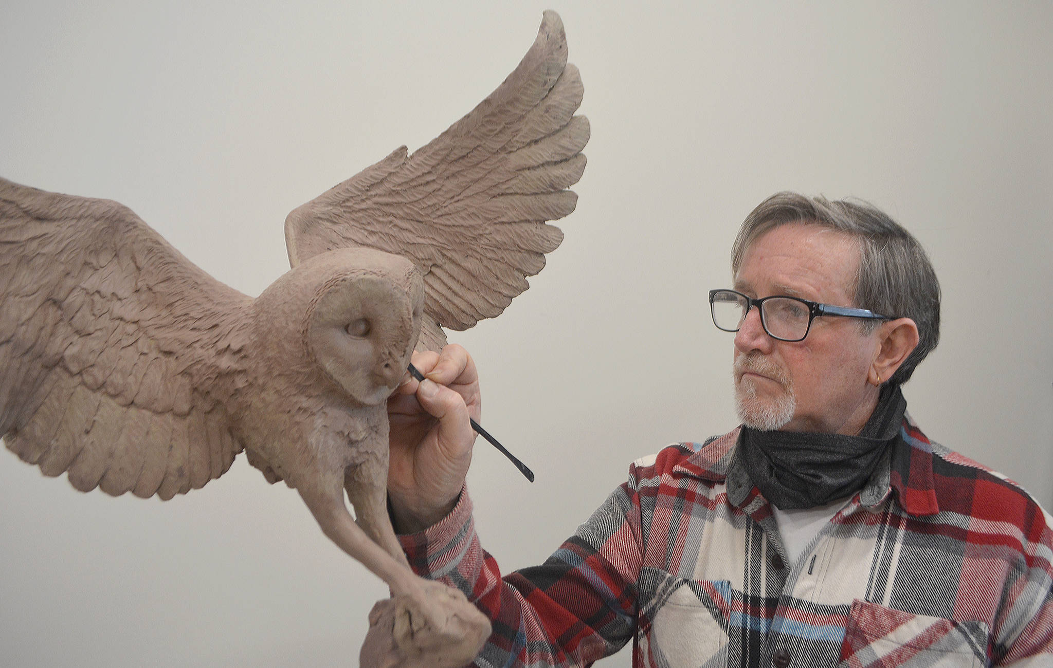 Jeff Oens adds detail to an owl. Steve Powell/Bainbridge Island Review photographs