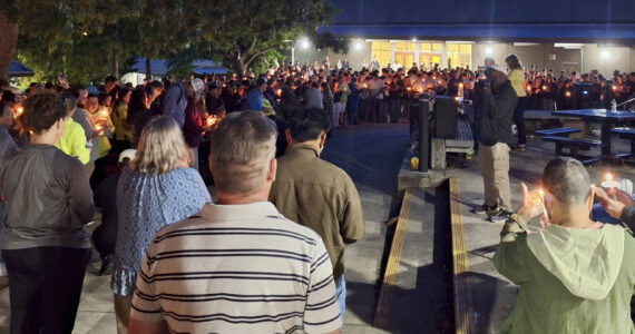 Elisha Meyer/Kitsap News Group photos
Hundreds light their candles in honor of Dave Snyder before joining together in singing Amazing Grace.